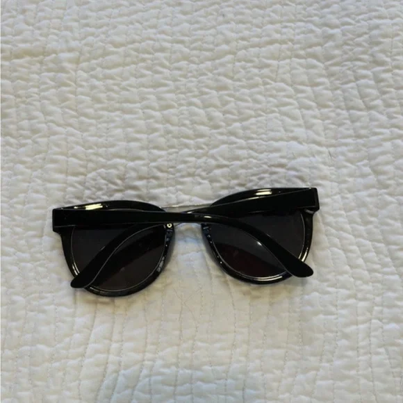 Stylish Black Sunglasses with Blue Lenses - Picture 4 of 6